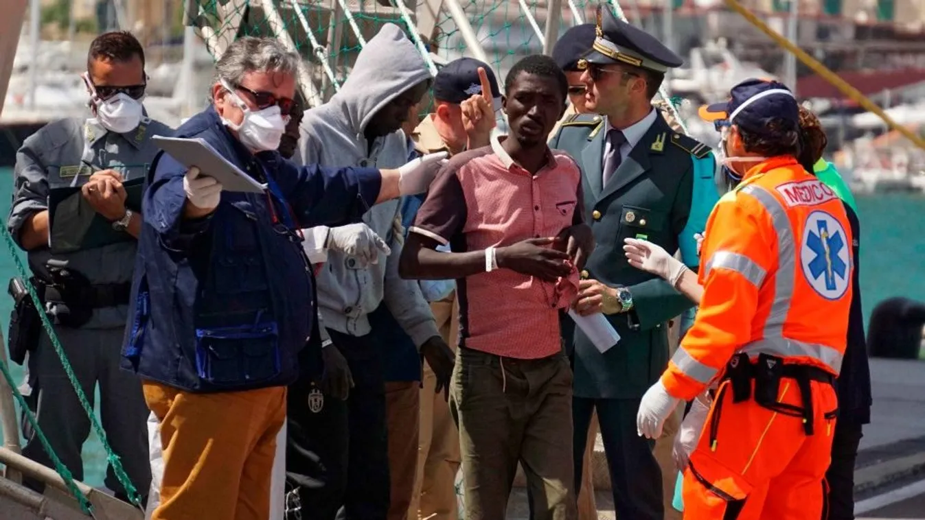 Századvég: A többség ellenzi a migránspárti NGO-k működését