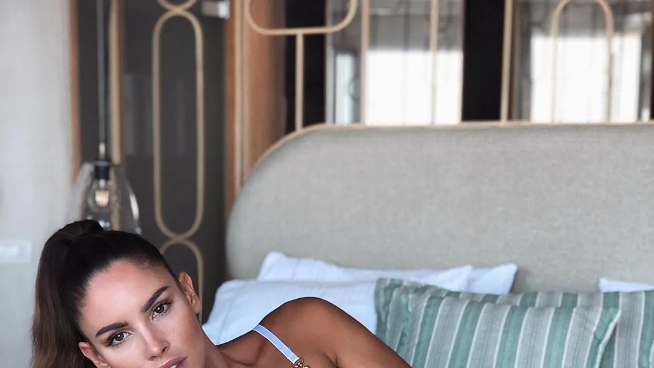 Kerek popsi, meztelenre vetkőzött a dús keblű sportolónő - Fotók