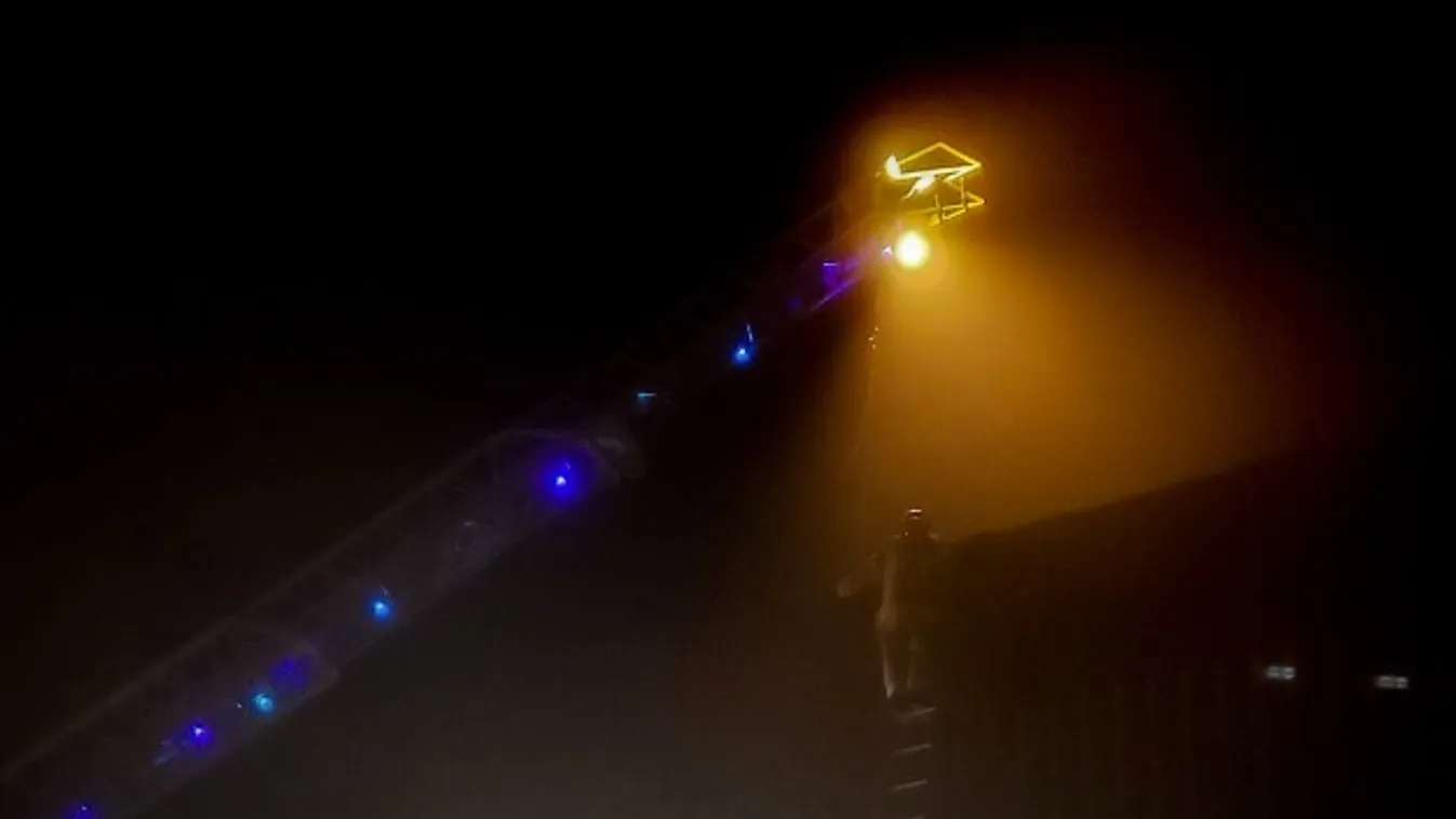 Migránsok ragadtak a mexikói-amerikai határfal tetején