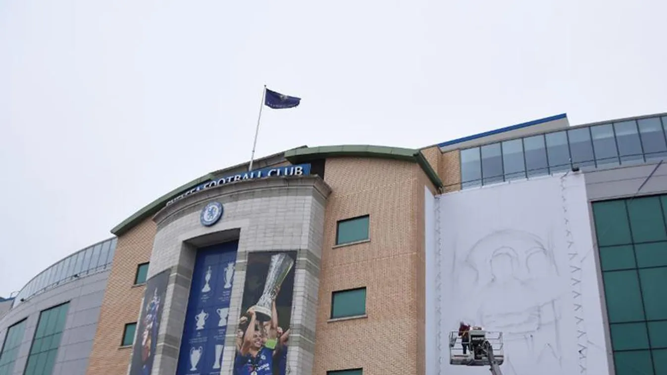 Képet festenek a magyar focistáról a külföldi sztárcsapat stadionjánál