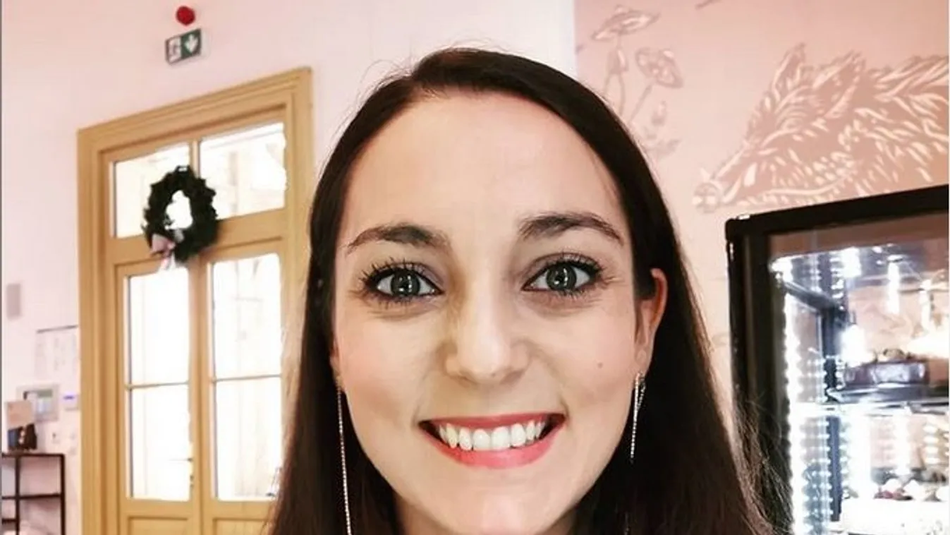 Megmutatta gömbölyödő pocakját a várandós magyar énekesnő - Fotó