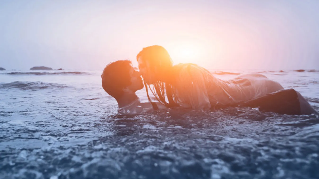 Borzasztó kínos: lebukott a strandon szexelő pár, tévében alázták meg őket