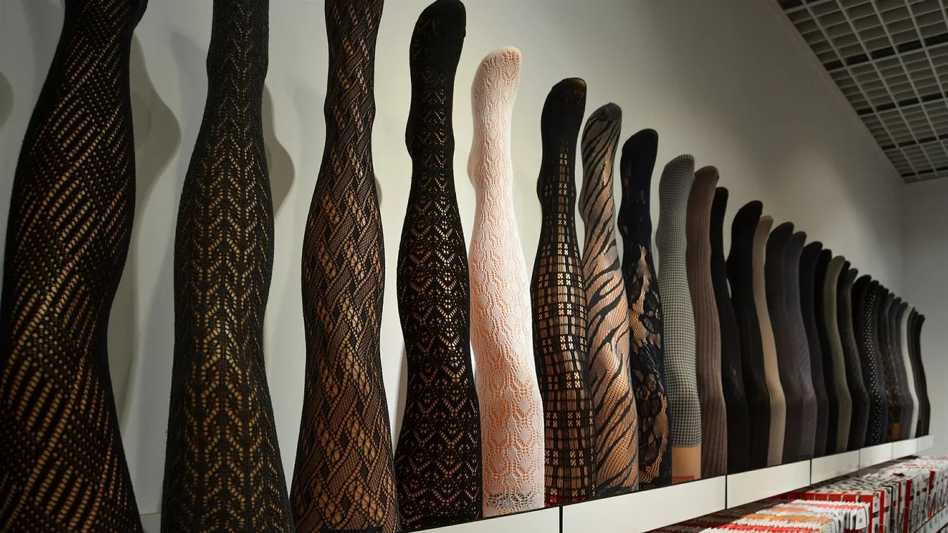 Durva megalázás: női harisnyában kellett táncolnia férfi dolgozóknak az irodában