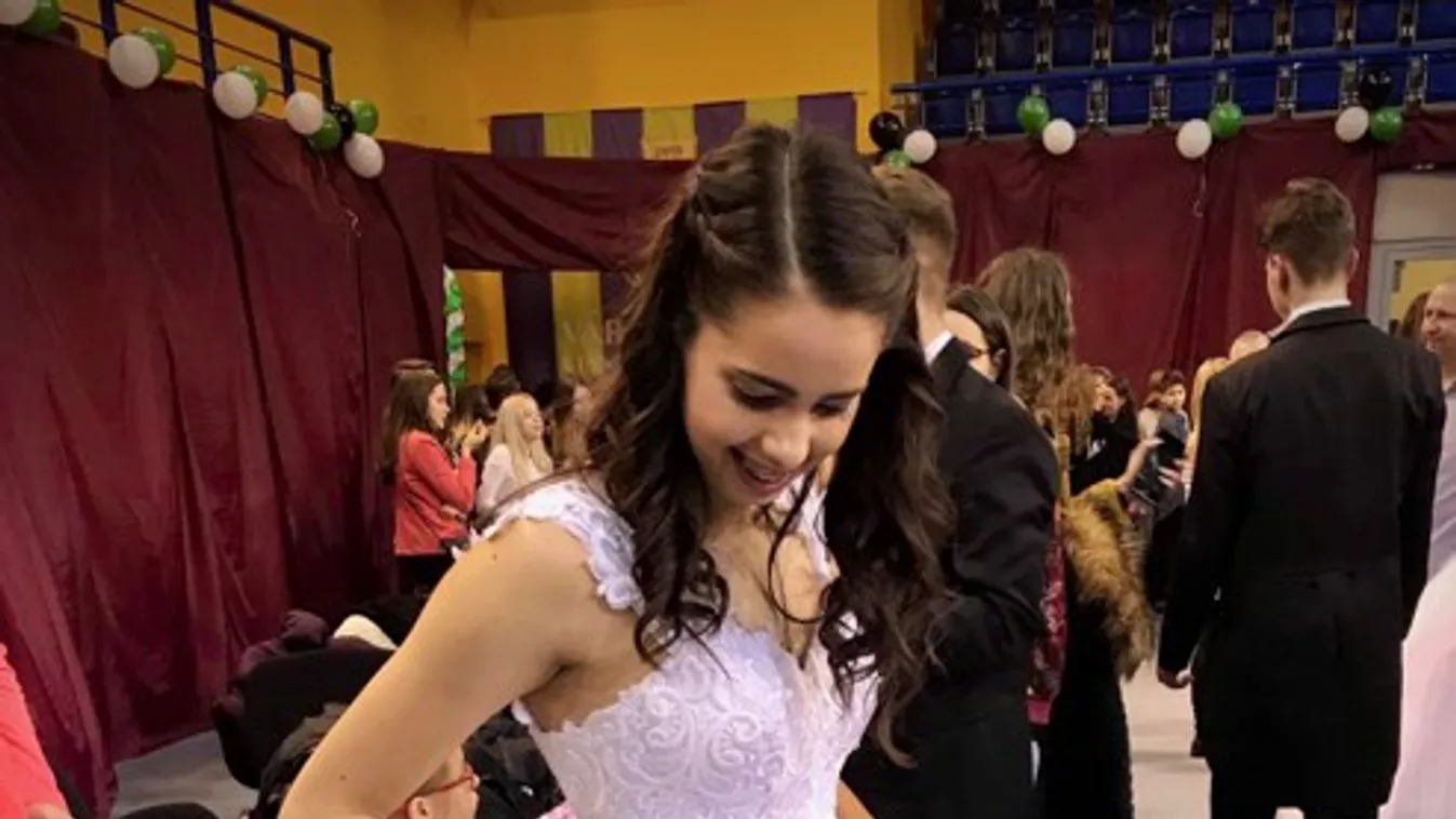 Nem mindennapi viselet, ebben ment szalagavatóra a magyar lány