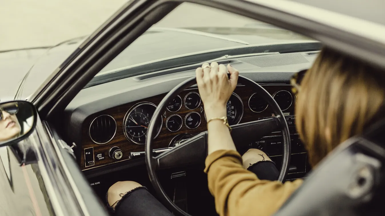 Letépte magáról a ruhákat a családanya, majd meztelenül elhajtott a kocsival