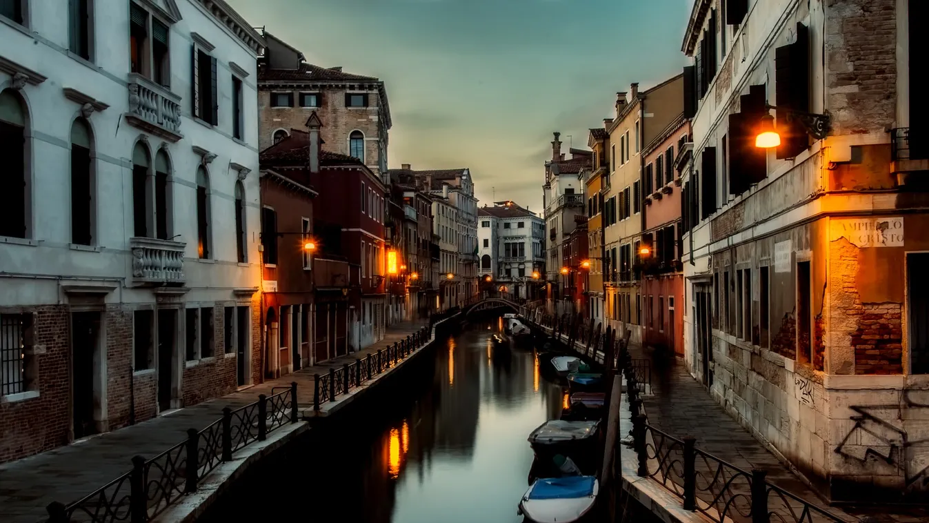 Ilyet még az olaszok sem láttak: így sétált két turista Velencében - videó