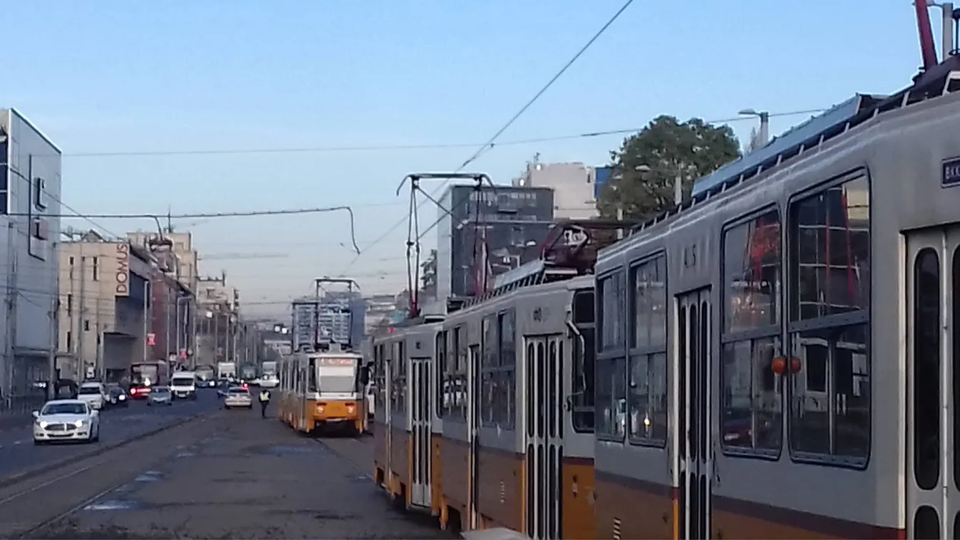 Könnyeztek az 1-es villamos utasai: megható, ami a mentőssel történt