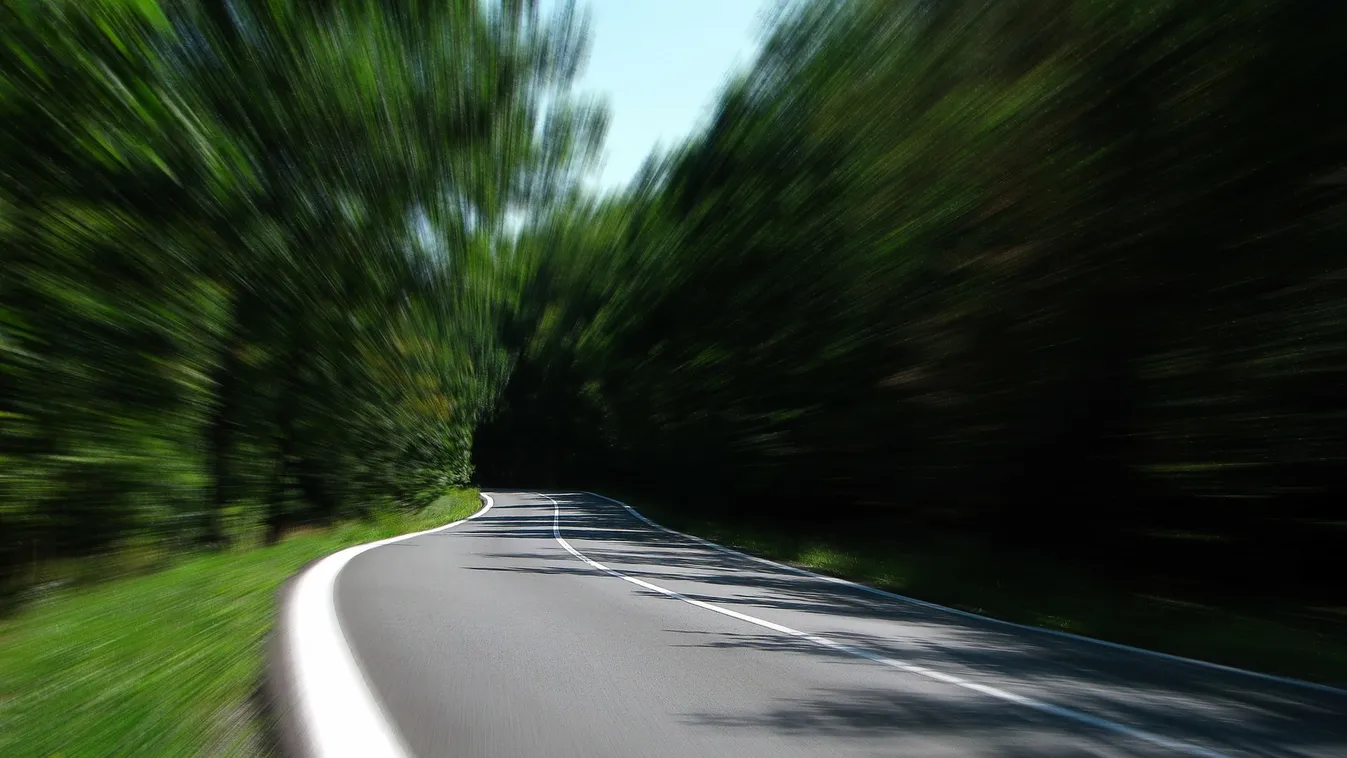 Megszegte a tiltást a magyar kamionos, beleborult a hatalmas árokba - fotók