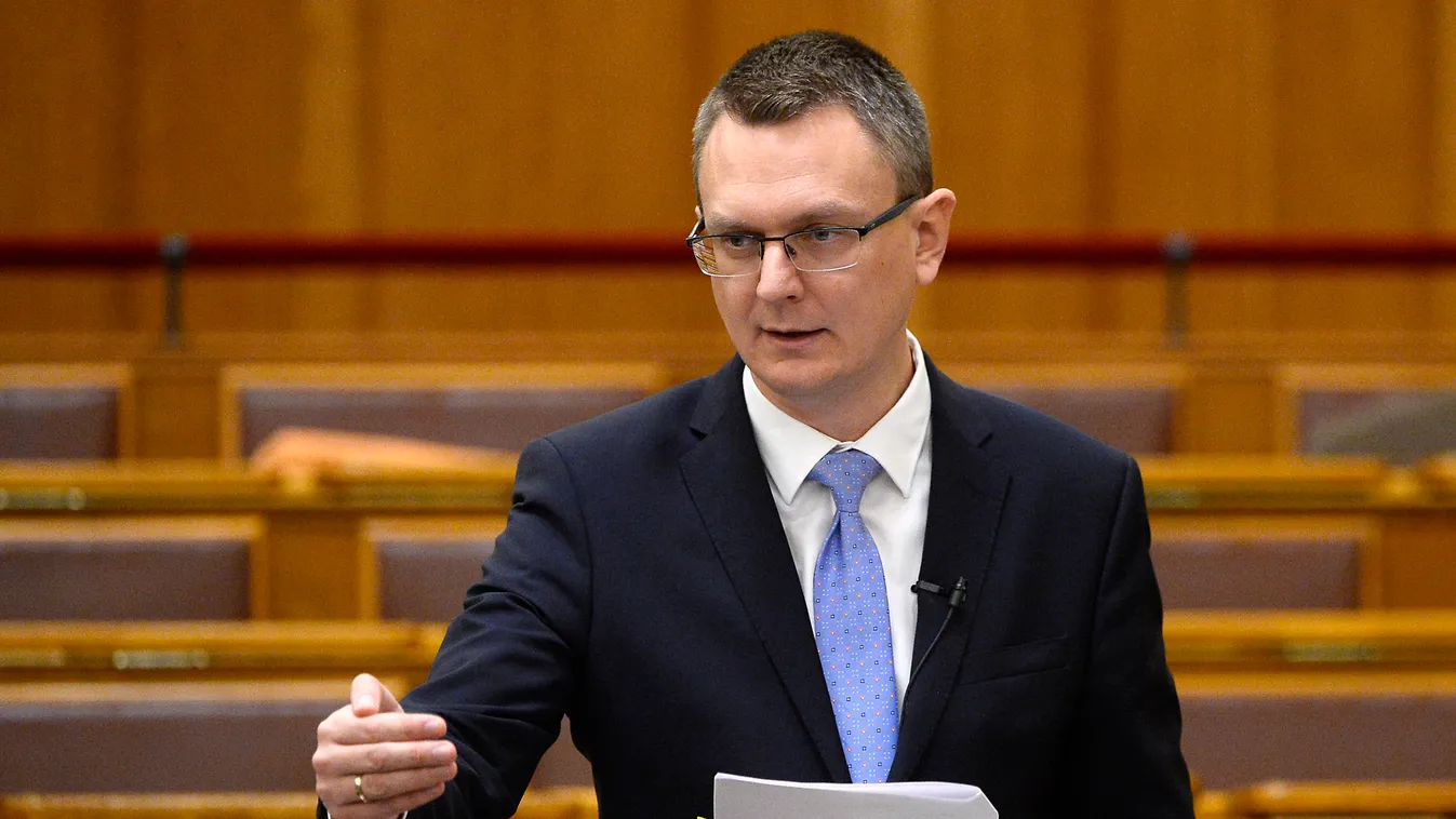 Rétvári Bence: már elérhető a nagyszülői gyed