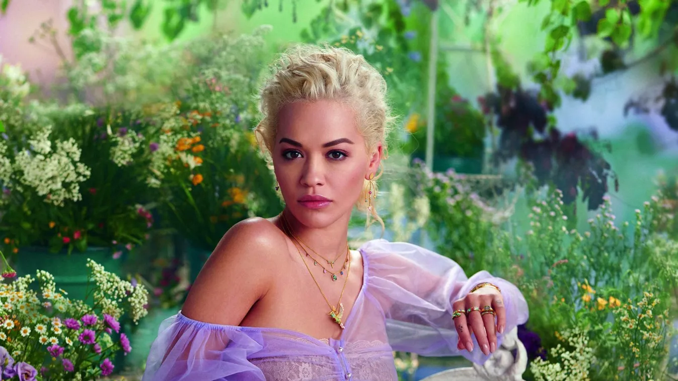 Rita Ora szépen felöltözött, csak a pucér melleire nem vett fel semmit