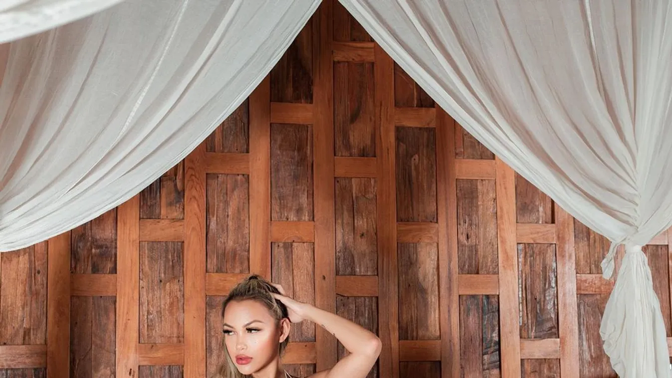 Meztelenül az ajtóban, levetkőzött a kerek mellű nagykövetasszony