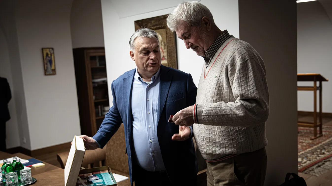 Orbán Viktor váratlanul elővett egy láda magyar kártyát