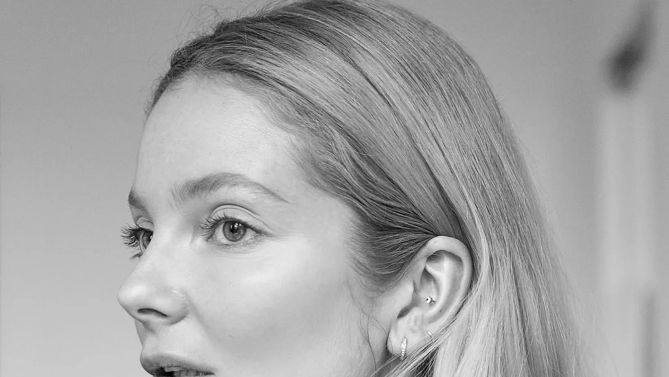 Mihalik Enikőt hajmeresztő pózban fotózták topless