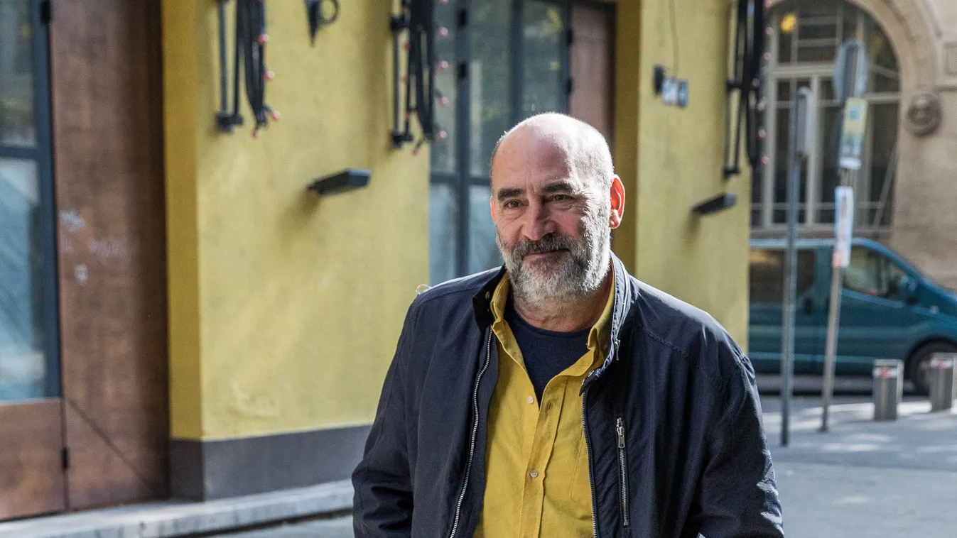 Különleges pillanat, így készül az előadásokra Kulka János