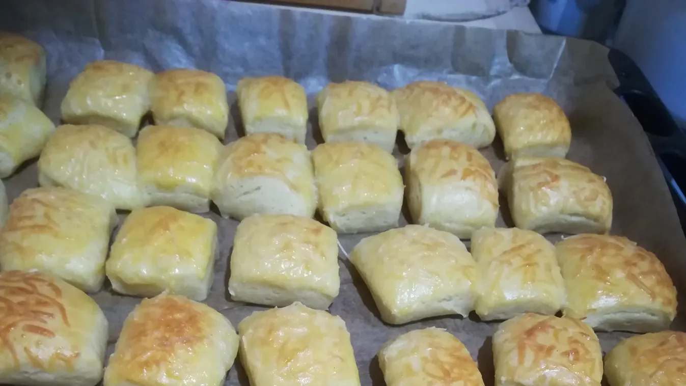 Íme, a tökéletes sajtos pogácsa, a nagyi kézzel írott receptje szerint