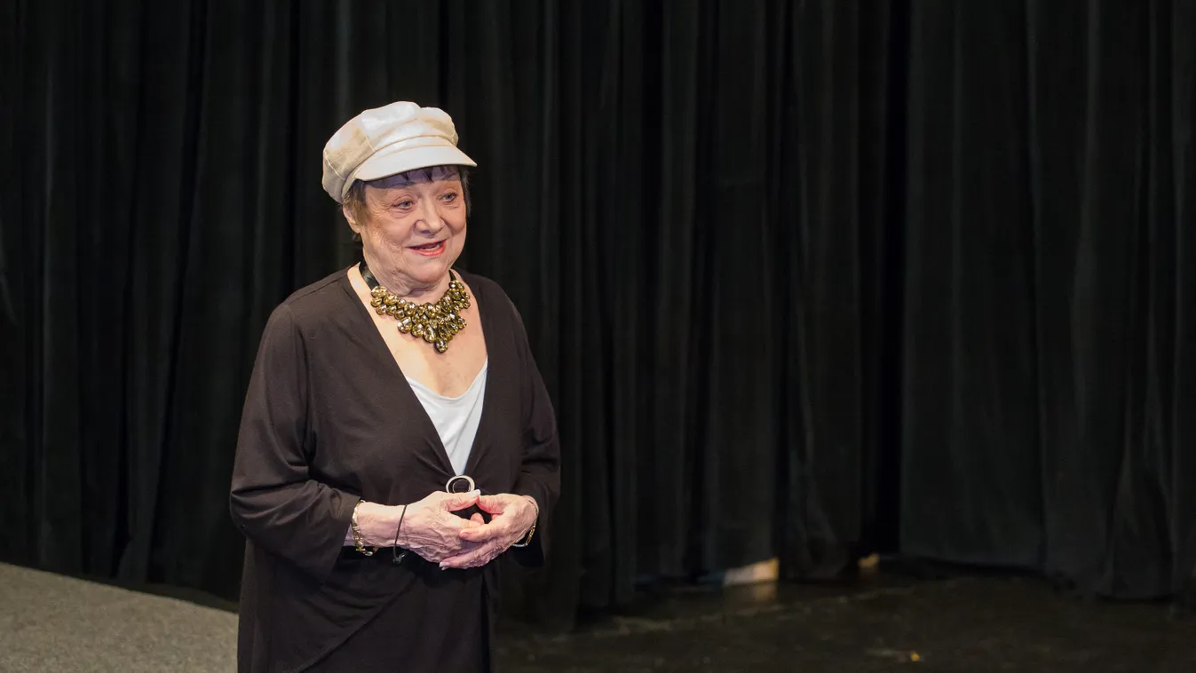 Nincs jól Csűrös Karola, a törött térdét fájlalja