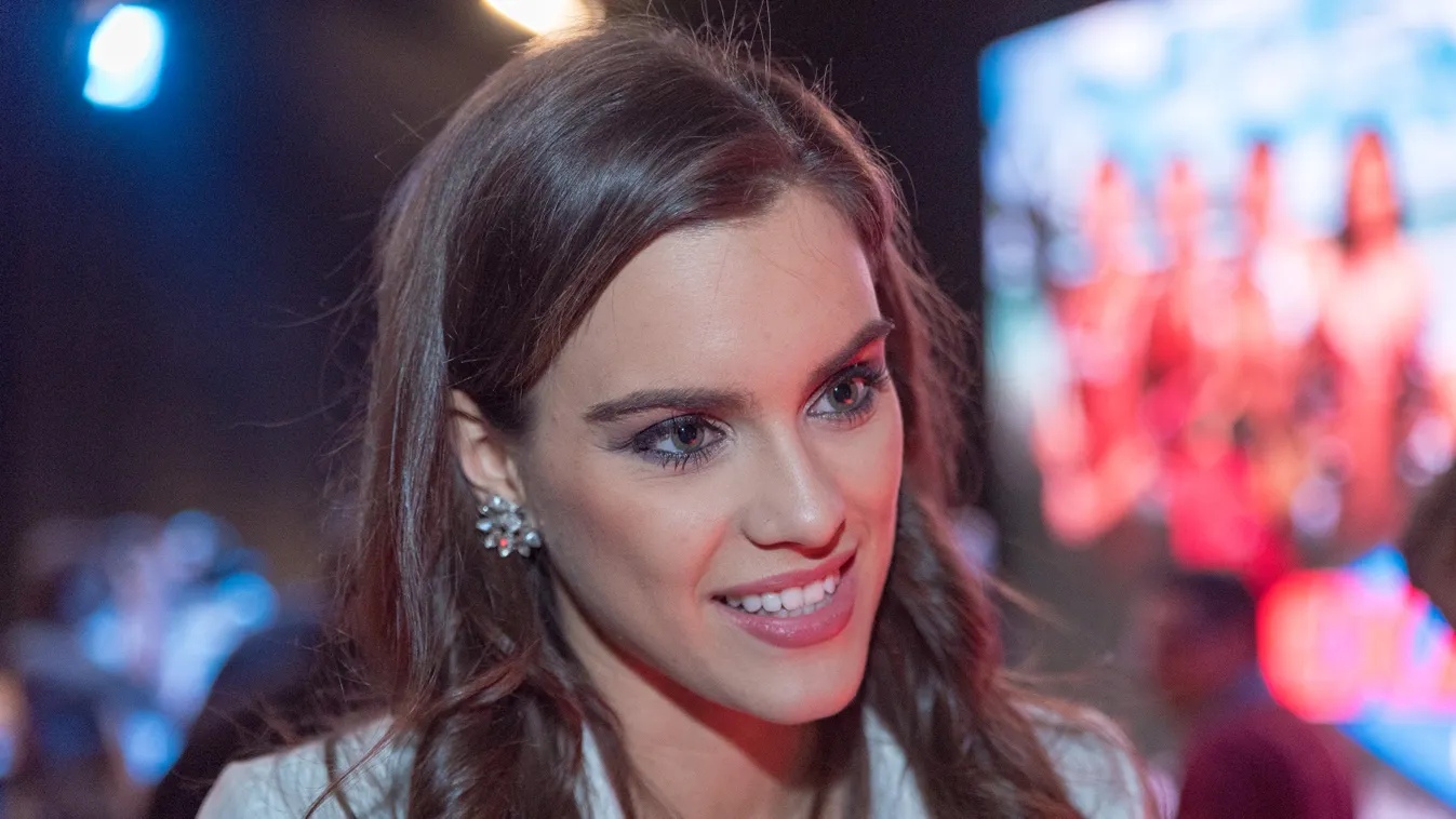 Hűha, Gelencsér Timi dekoltázsától nem jutunk szóhoz