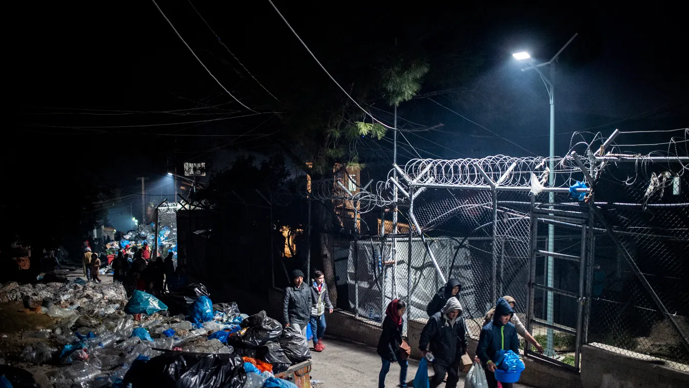 "Kérjük vissza az életünket" - skandálták a migránstábor mellett élők