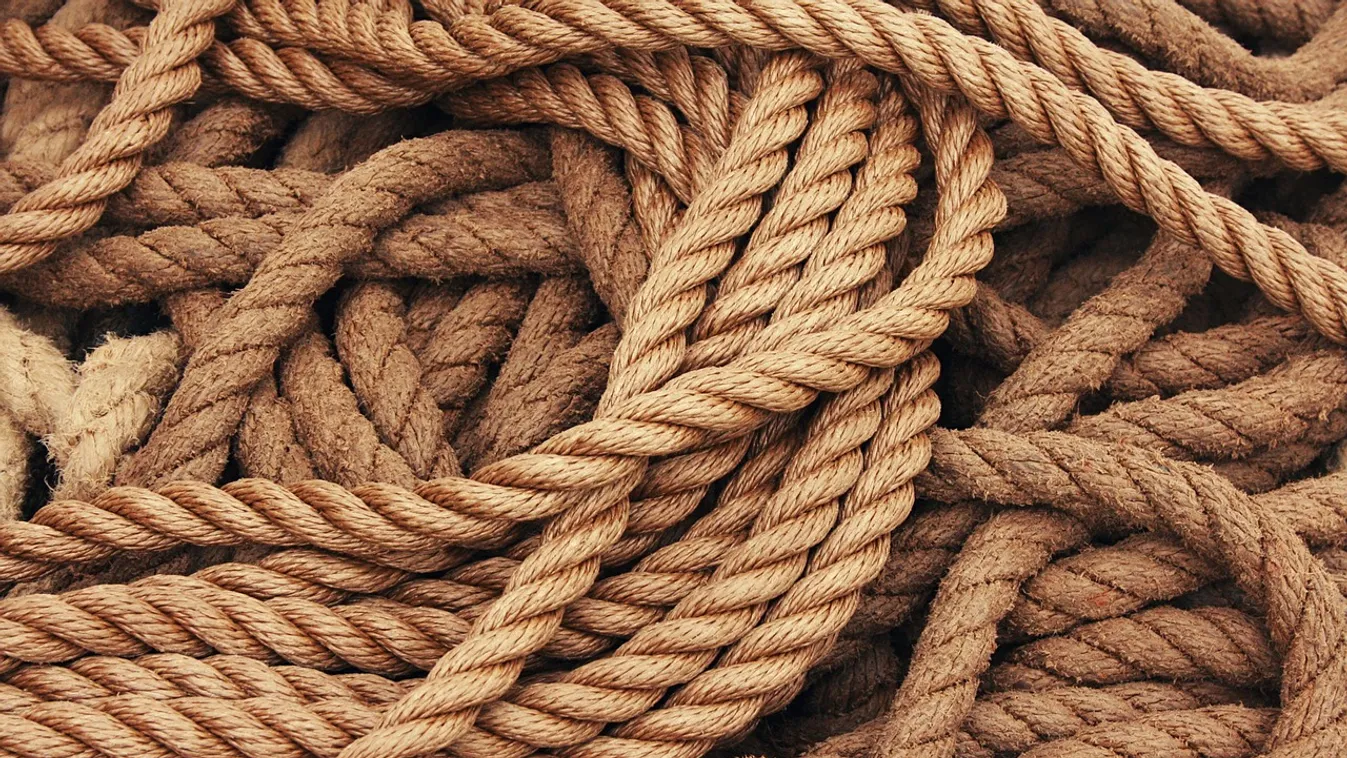 Kötélen lógatta ki 7 éves unokáját egy asszony az ötödik emeletről