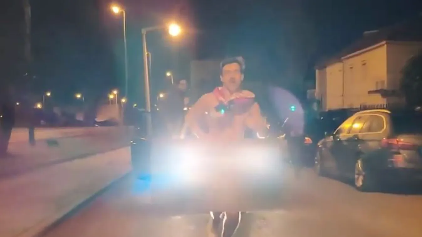 Meghibbant? Pucéran rohangált egy fiatal az utcán - videó