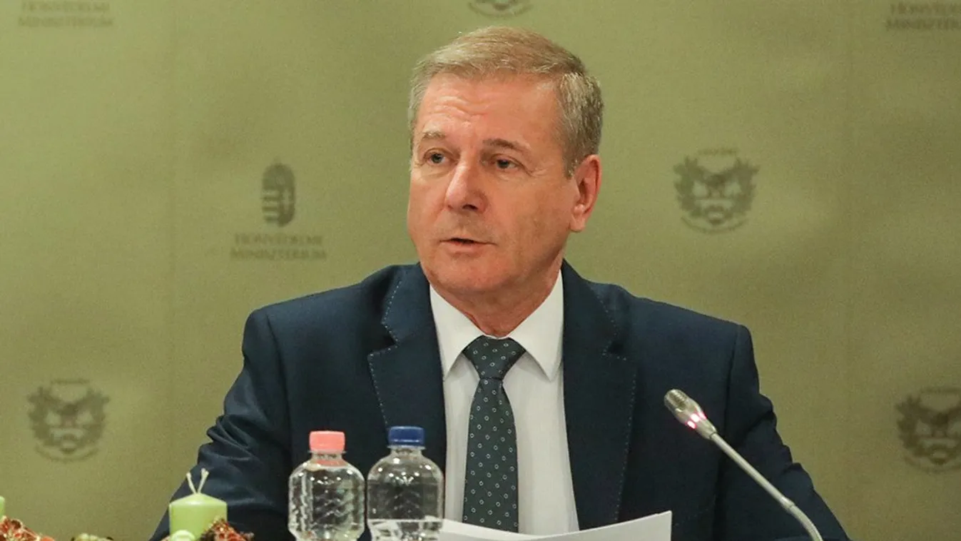 A honvédelmi miniszter az Irakban állomásozó magyar katonák parancsnokával egyeztetett