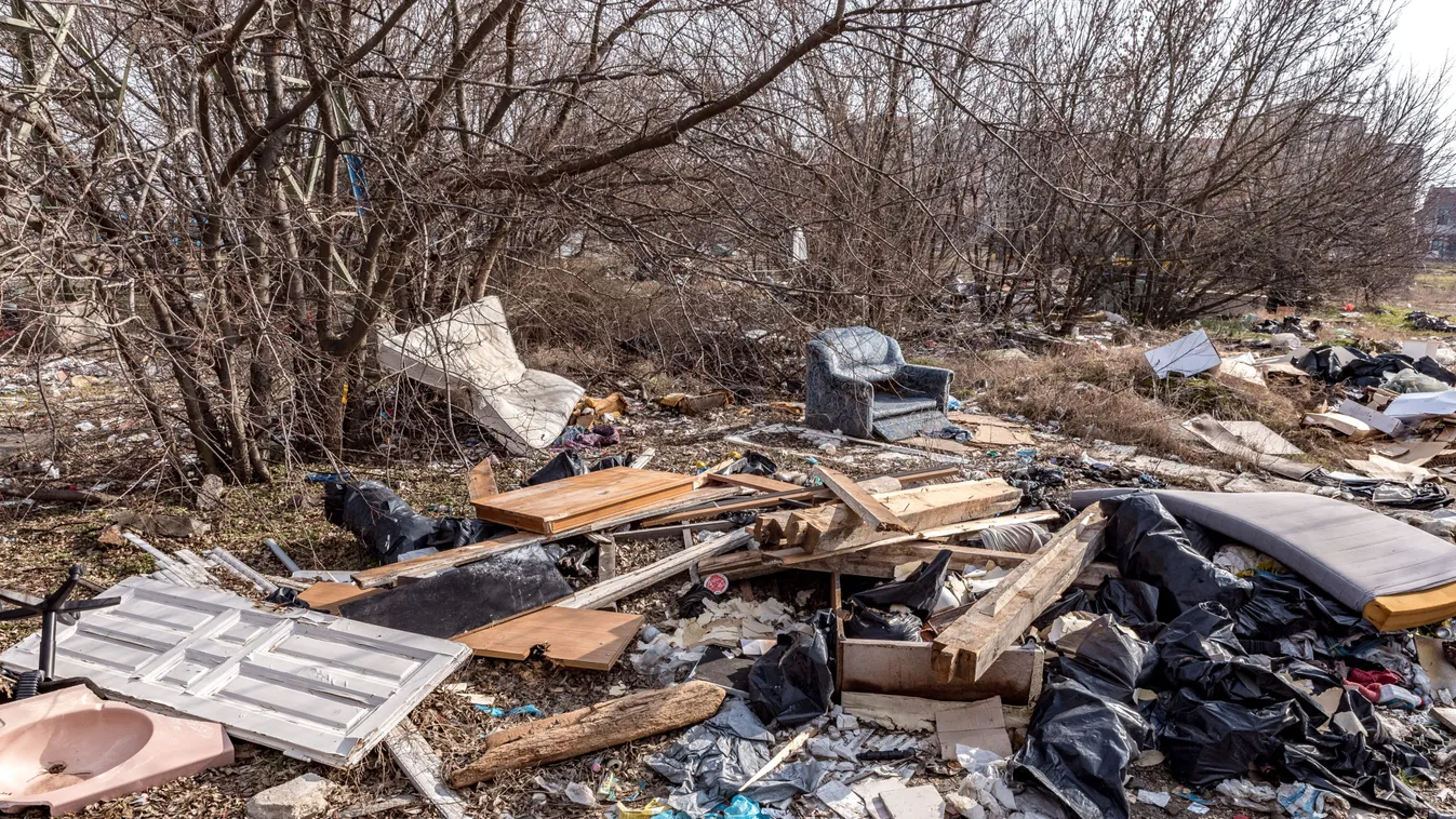 Elképesztő, 3 helyen is térdig ér a szemét Budapesten – videó