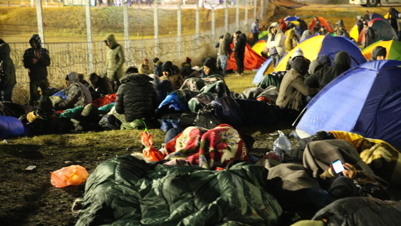 Vadiúj hálózsákok, sátrak: szervezett akció a migránsmenet a magyar határra  - videó
