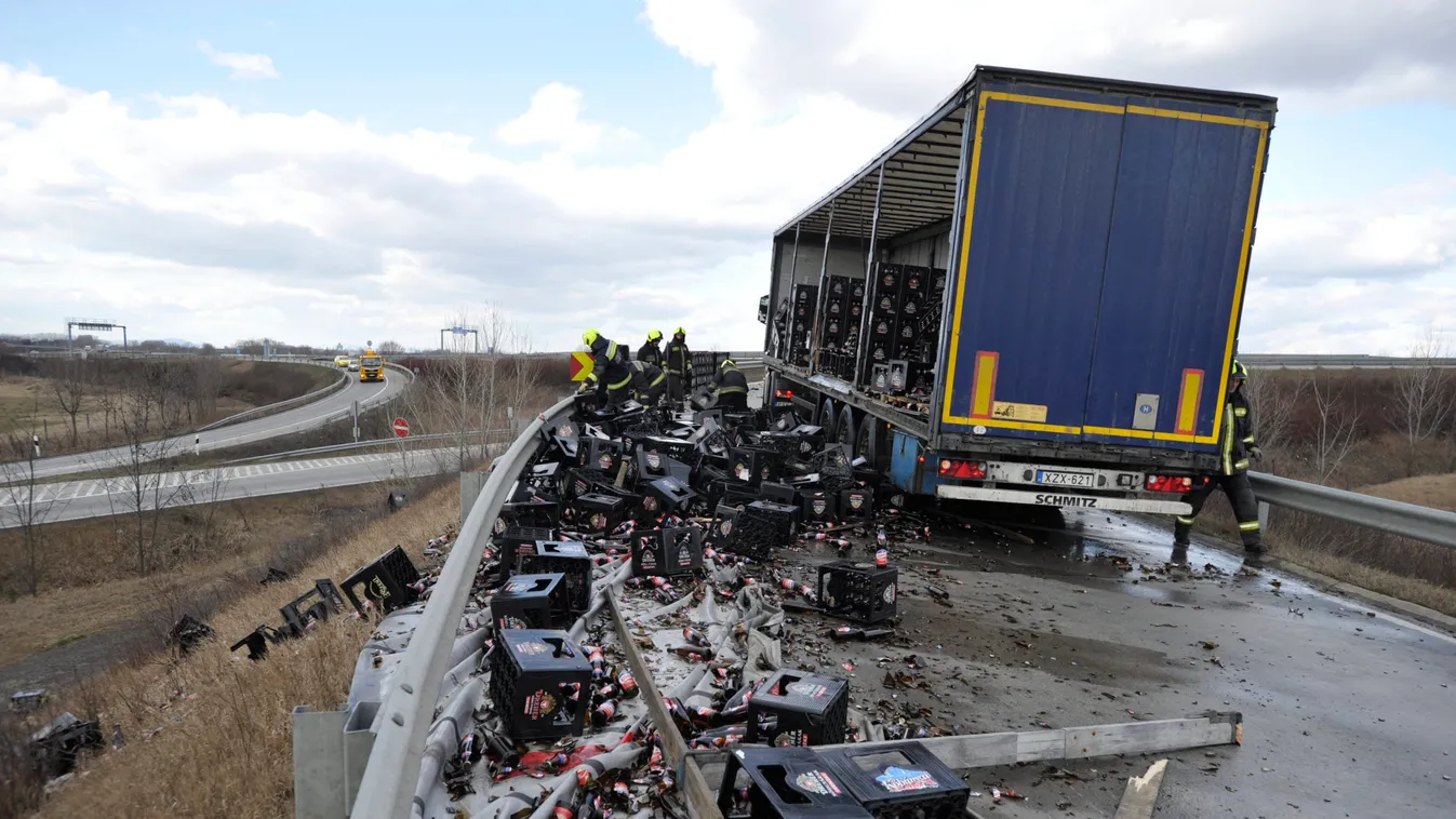 Döbbenetes helyszíni fotók, sörszállító kamion borult fel