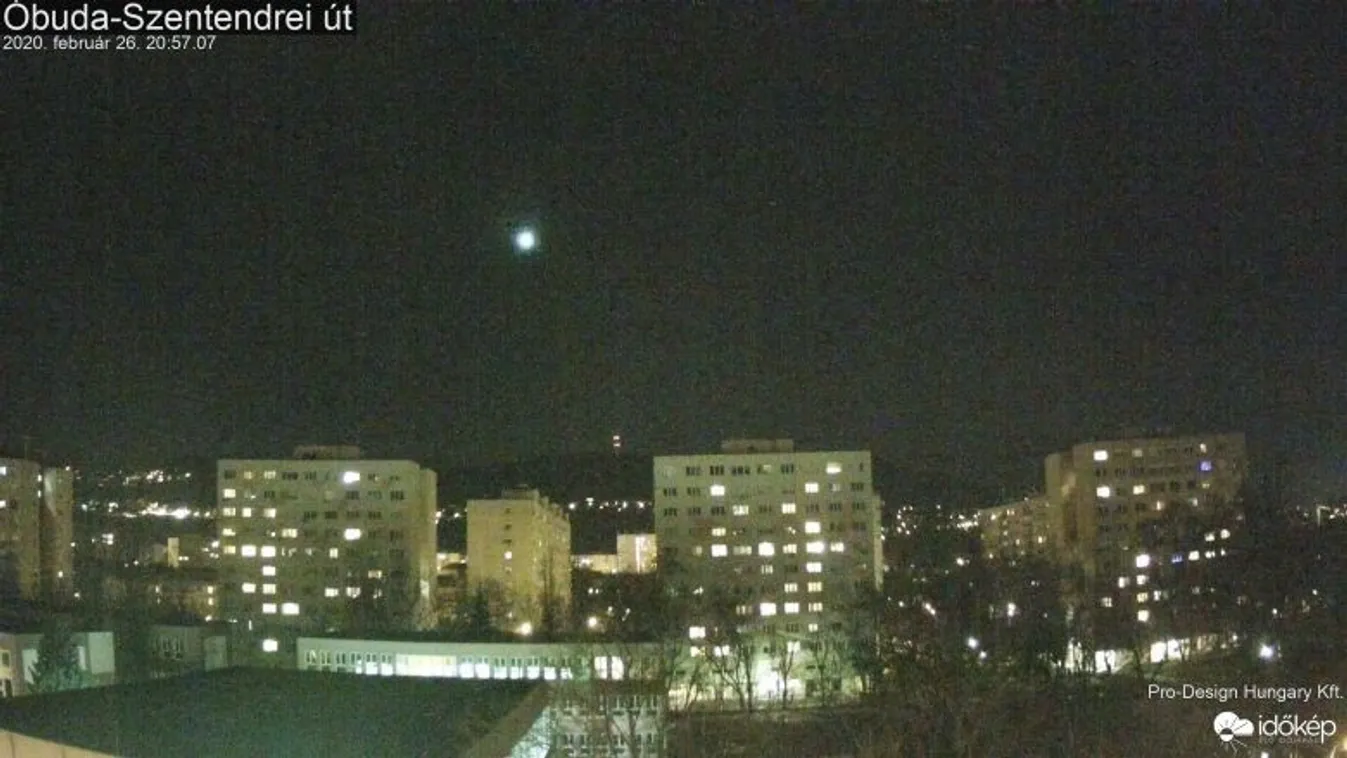 Rejtélyes jelenség: izzó tűzgömb száguldását fotózták Budapest felett