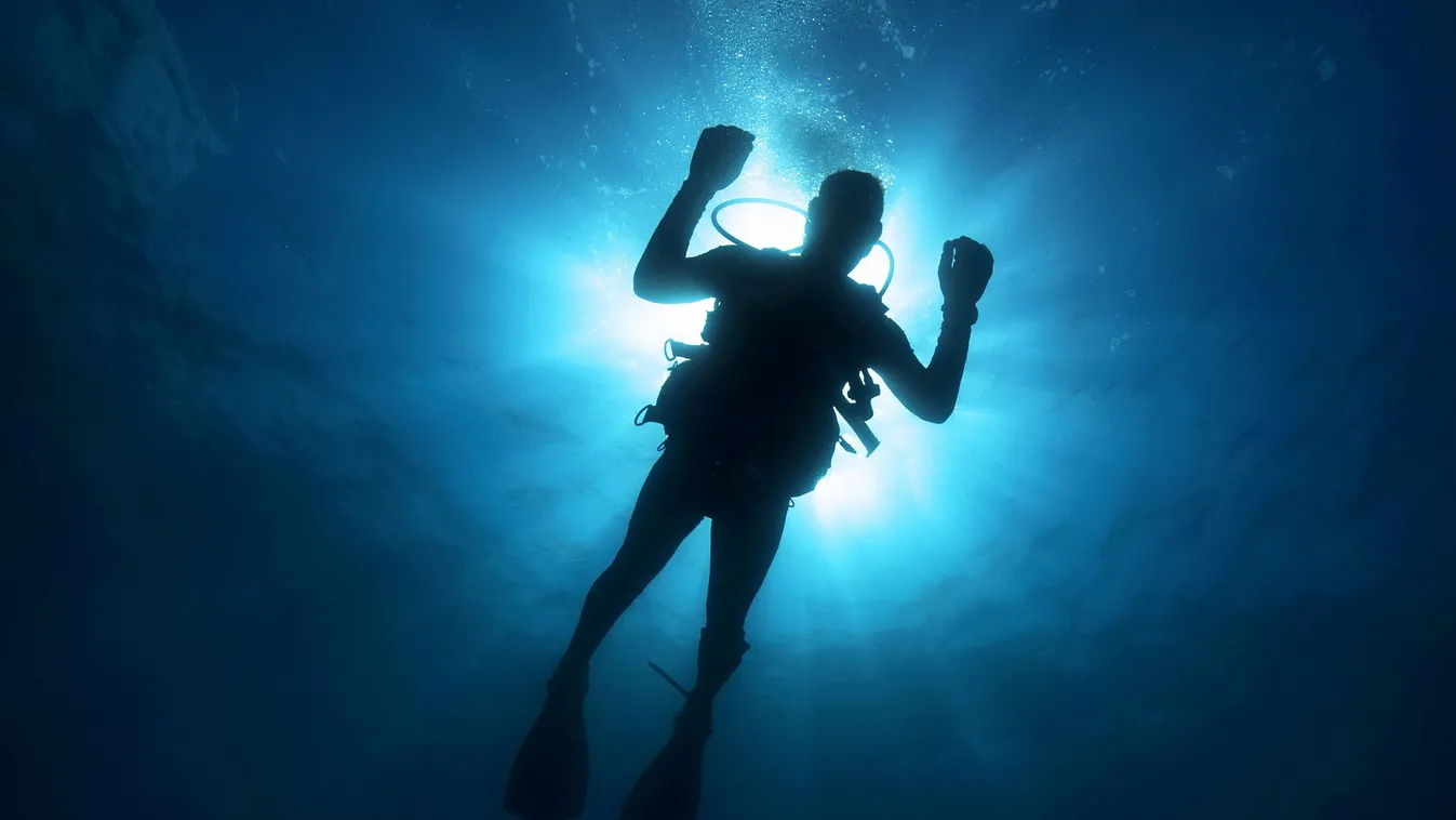 Nagy a készültség, búvárok jelentek meg a budapesti rendezvényhajónál - videó