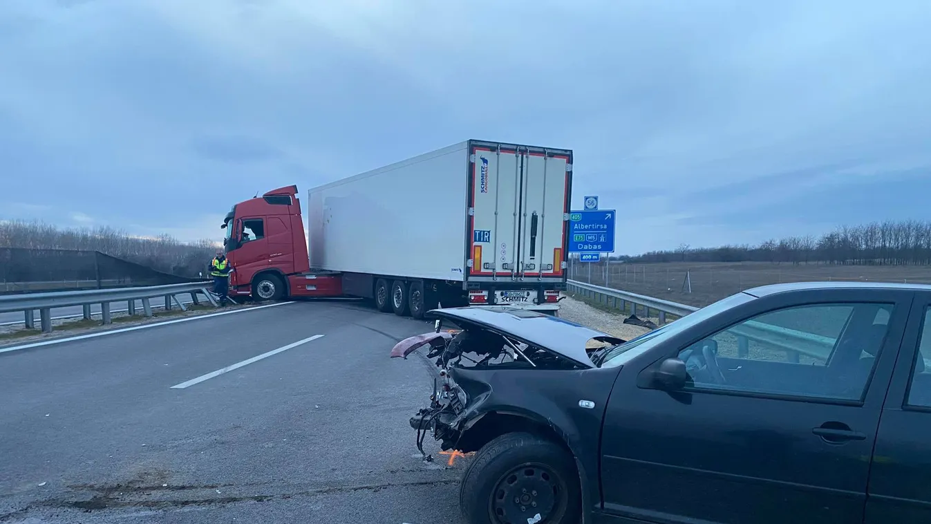 Durva baleset az M4-esen: kamionba csapódott a személyautó