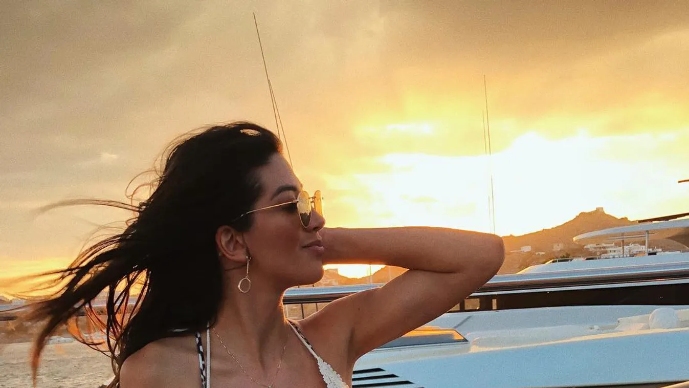 Lecsúszott a pánt, kivillant a dögös színésznő álomszép melle