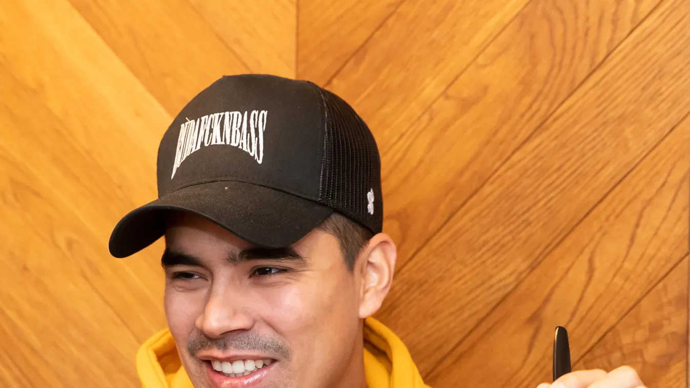 Keresd a hibát! Vicces fotót tett közzé a magyar énekes