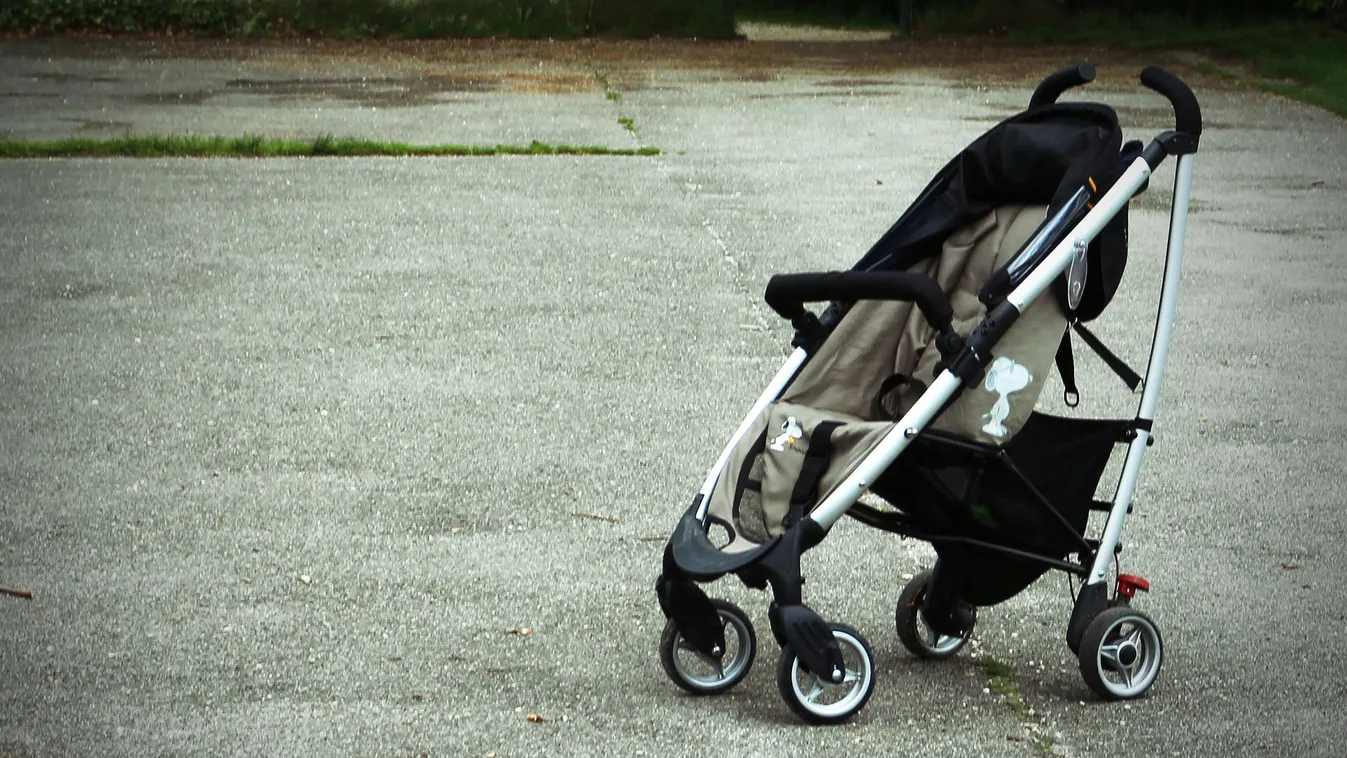 Métereket repült a babakocsi, részeg sofőr gázolta el a zebrán a családot - videó