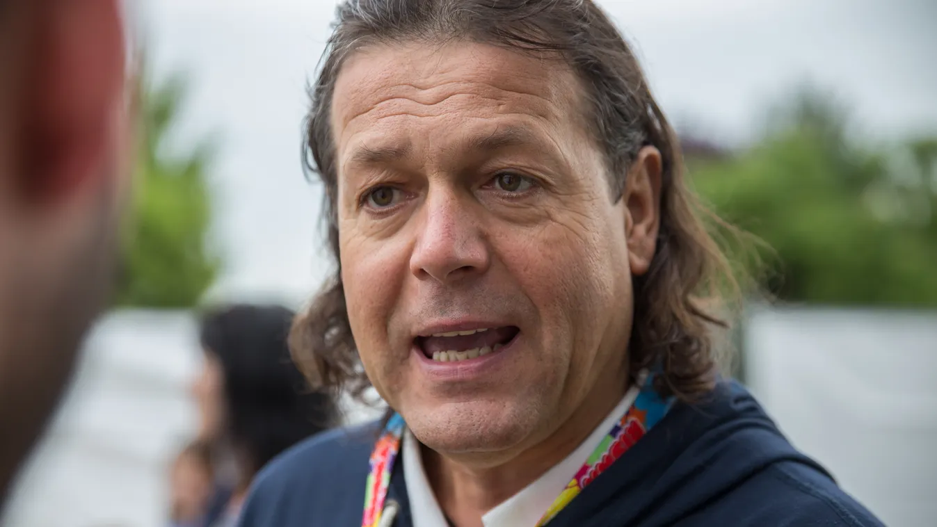 Ráhívták a rendőrséget a magyar énekesre: elmondta, mi történt