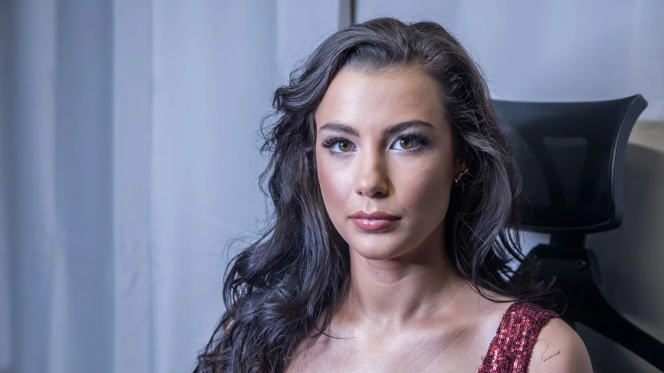 Ez durva: prostikat futtató oldalon tűntek fel a magyar énekesnő fotói