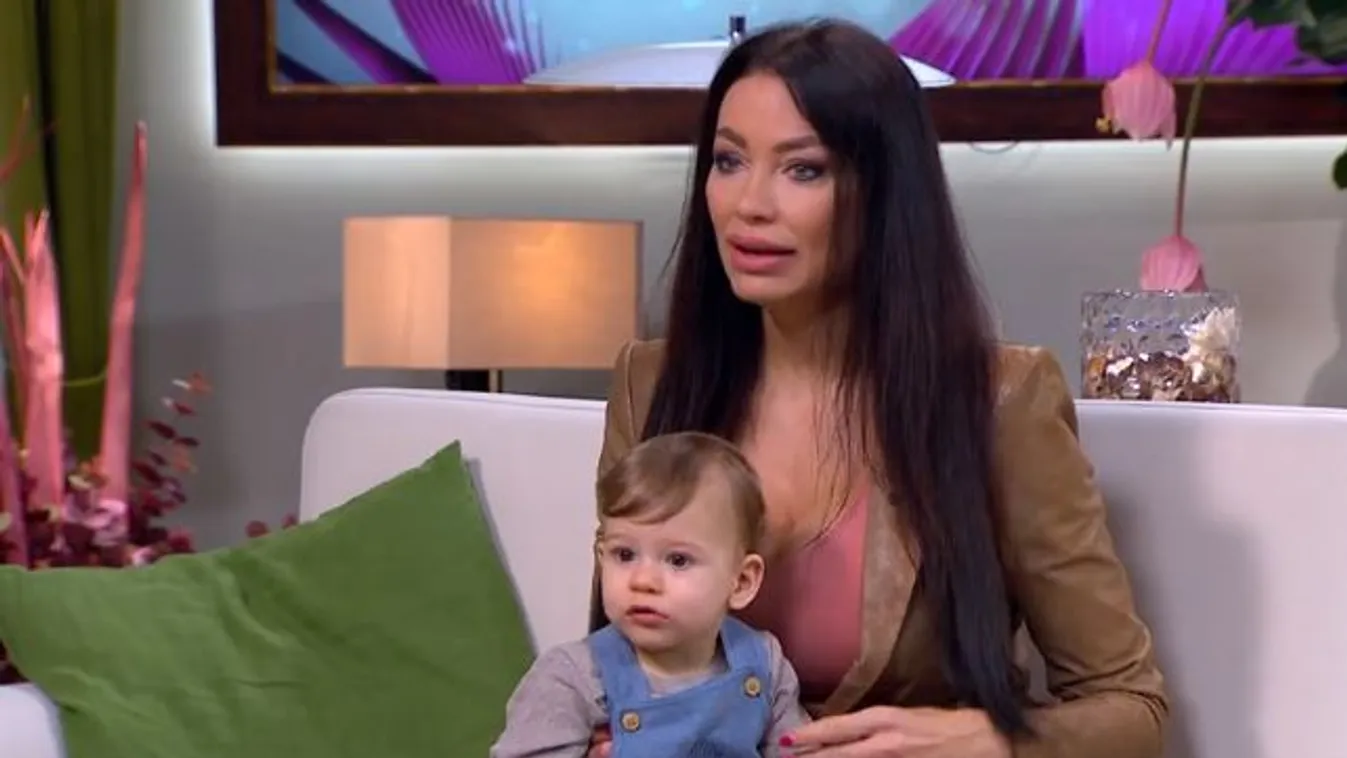 Fehérneműre vetkőzött a várandós Voksán Virág