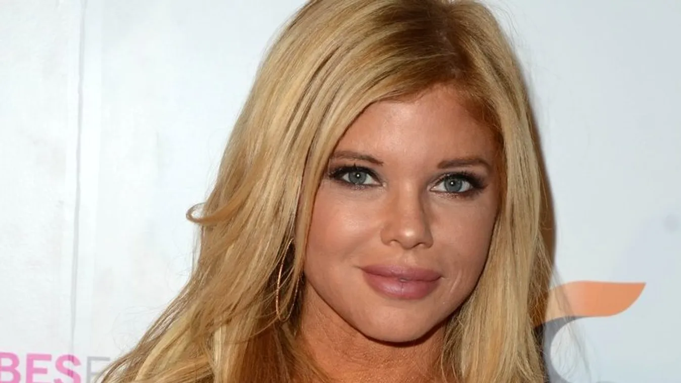 Nem rossz, félmeztelenül fotózták a Baywatch 51 éves sztárját