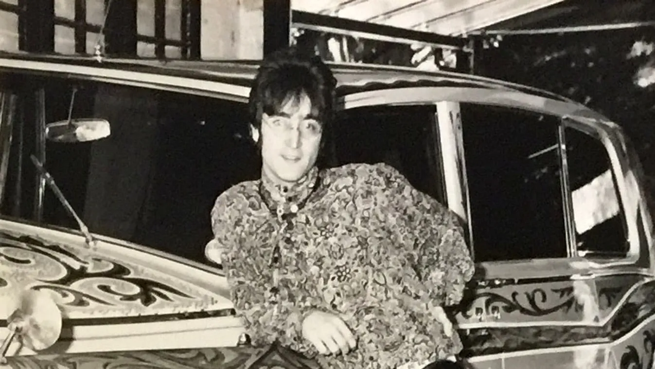 John Lennon hippimintás luxusautója újra tündököl