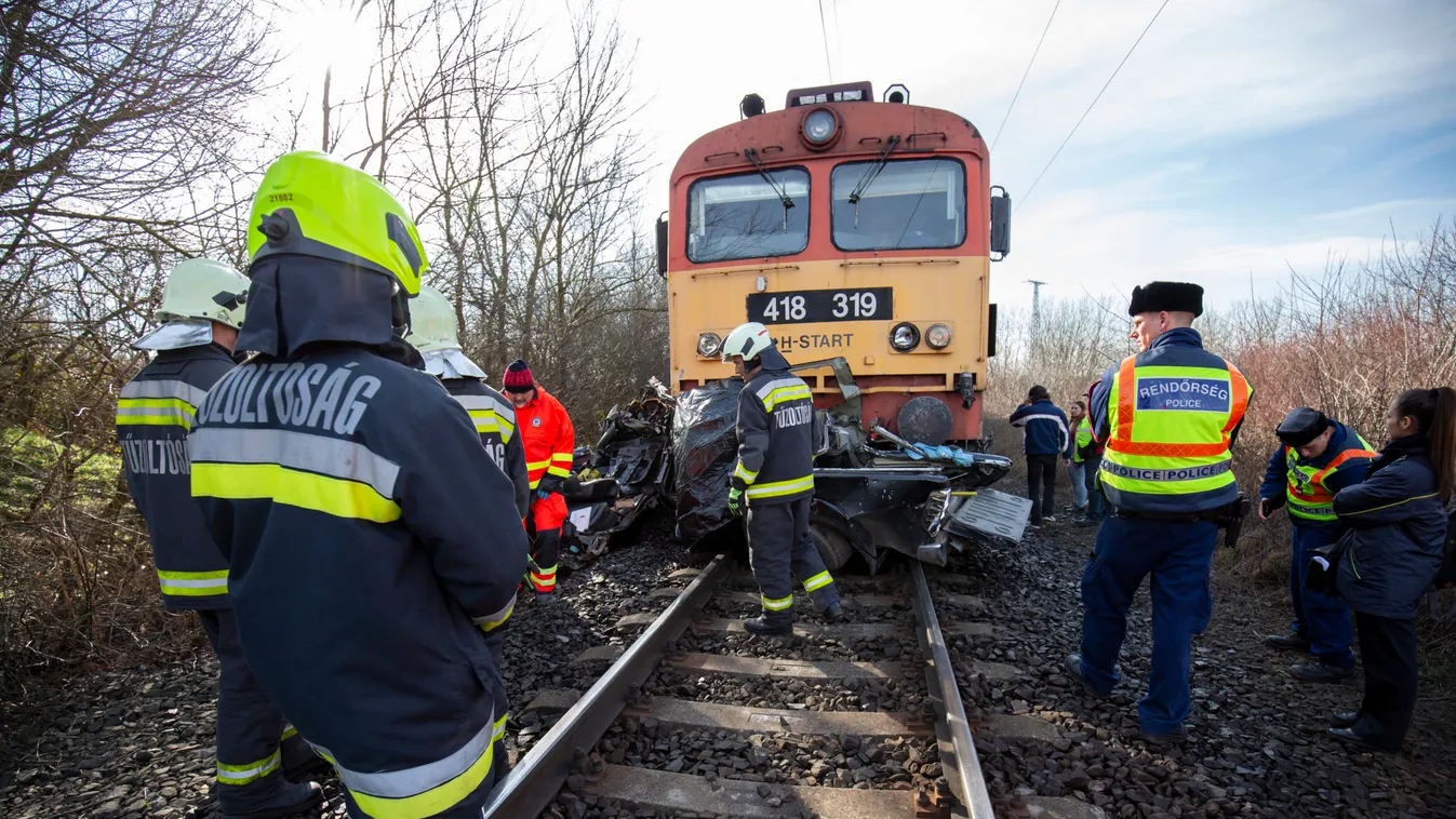 Brutális baleset: darabjaira szakította az autót a vonat - sokkoló fotók