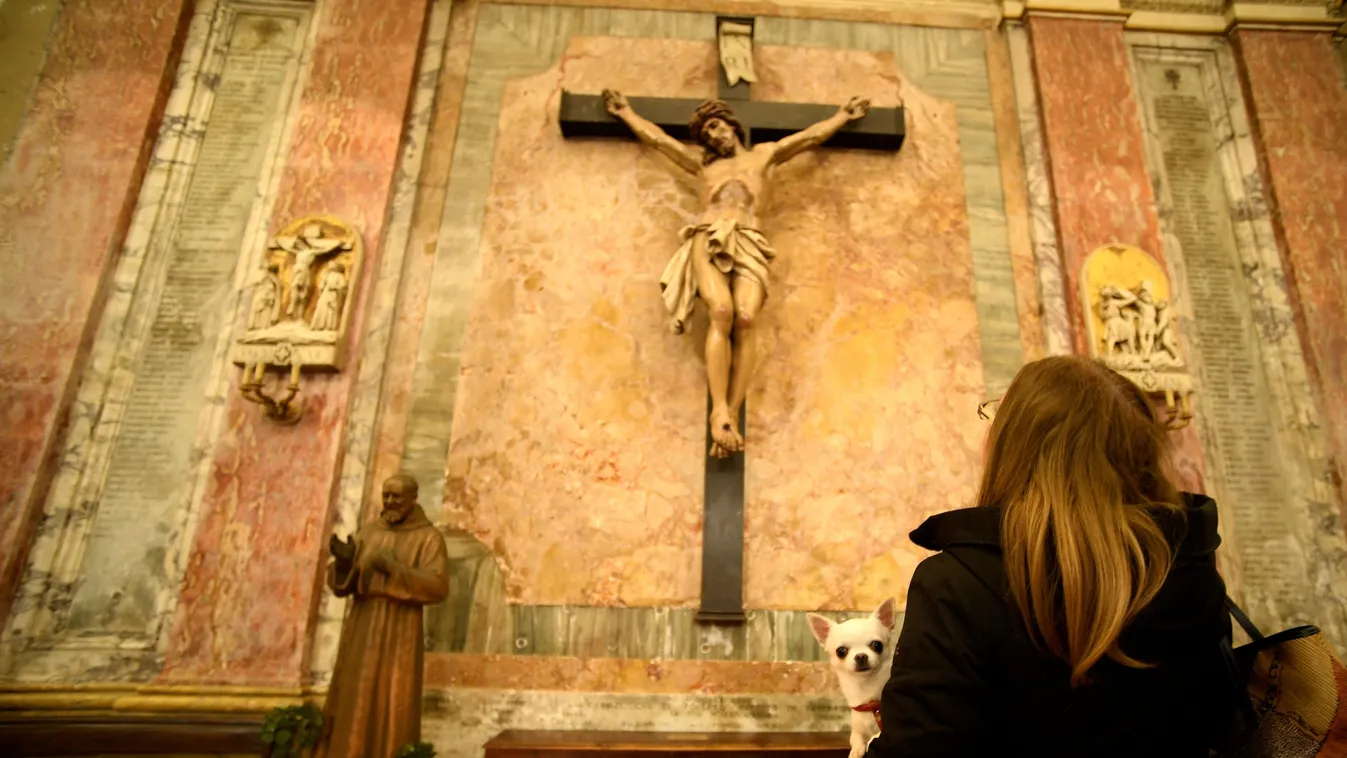 Ilyen se volt még az olasz templomokban, szokatlan intézkedés a koronavírus miatt