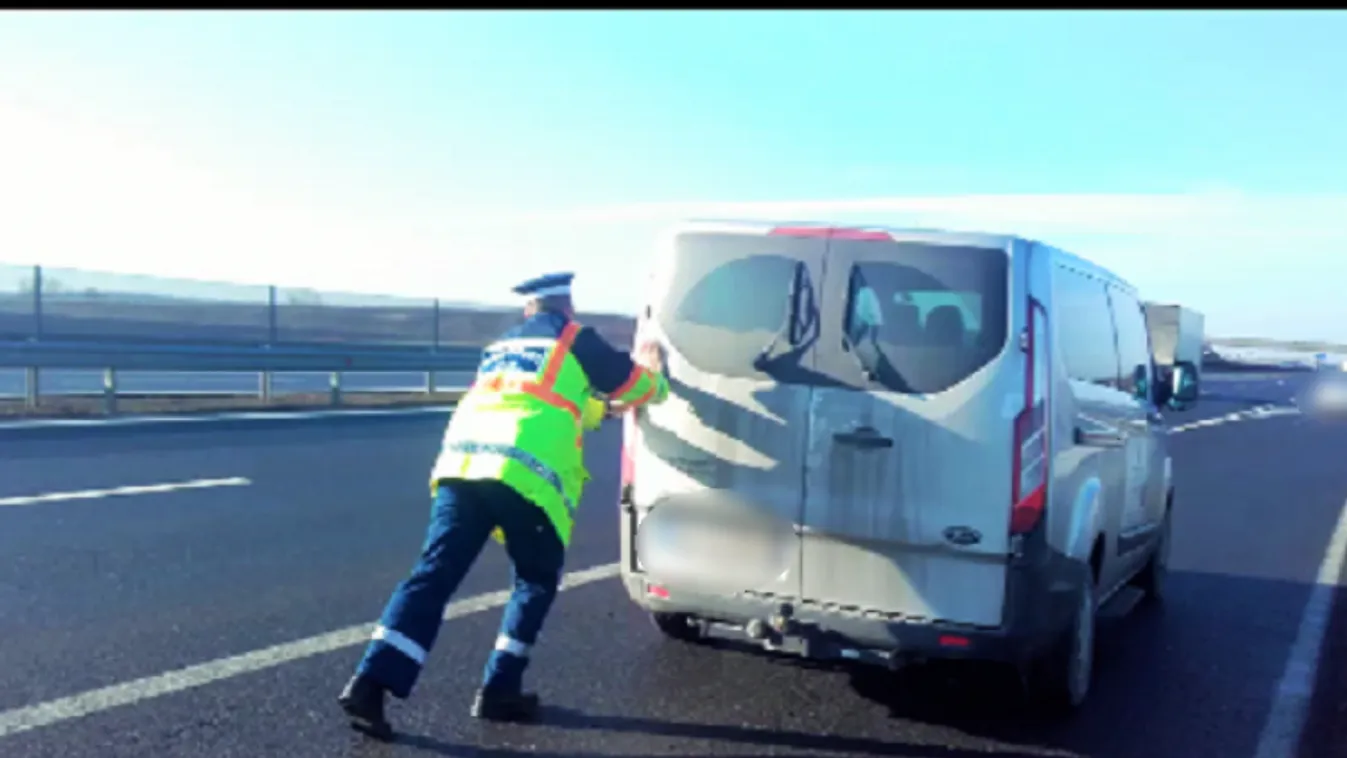 Elképesztő látvány az M3-ason, rendőrök tolták a kisbuszt - fotó