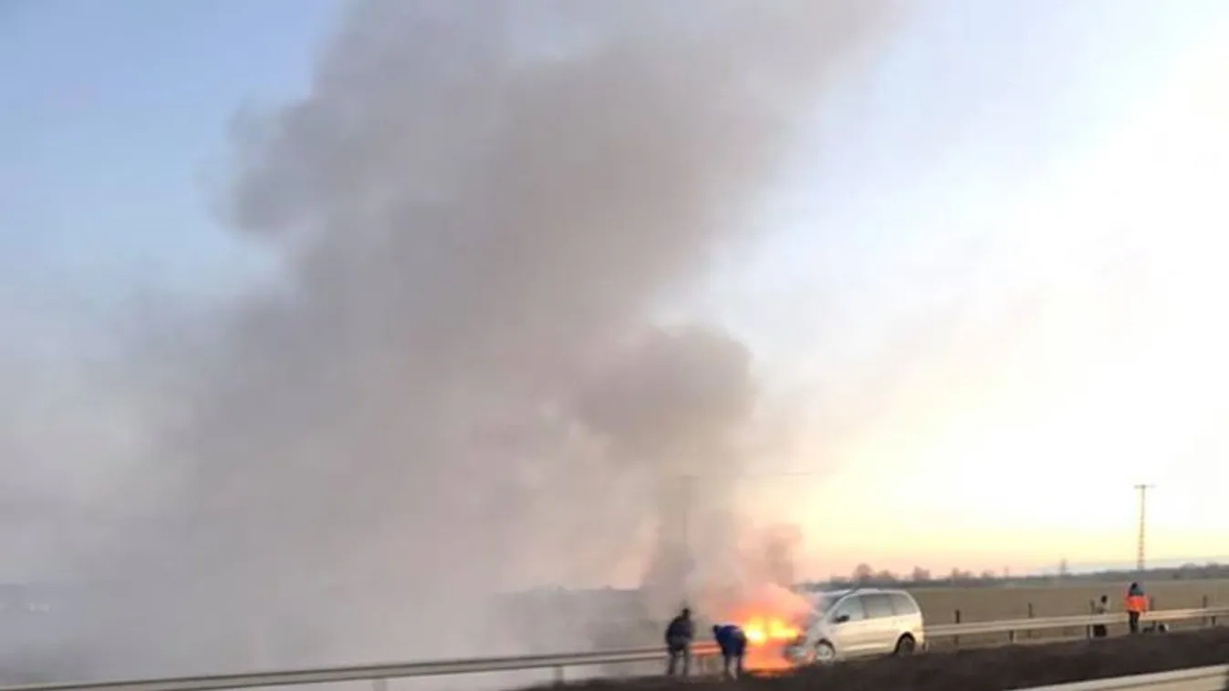 Hatalmasra csaptak a lángok Mezőkövesdnél: autópályán gyulladt ki egy kocsi - Fotó
