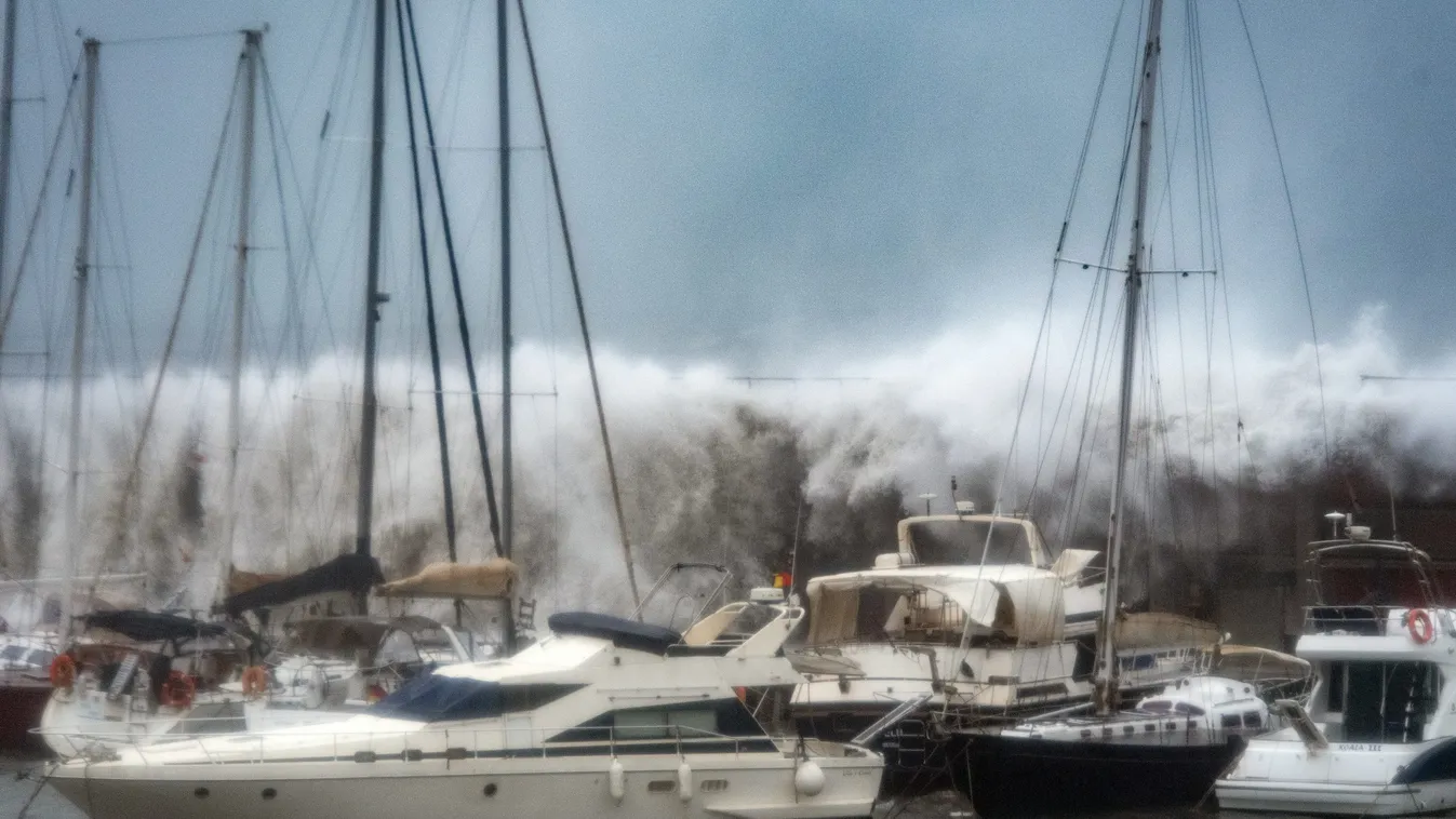 Tombol a vihar: lezárták az autópályát, csónakokat dobott a szél az útra