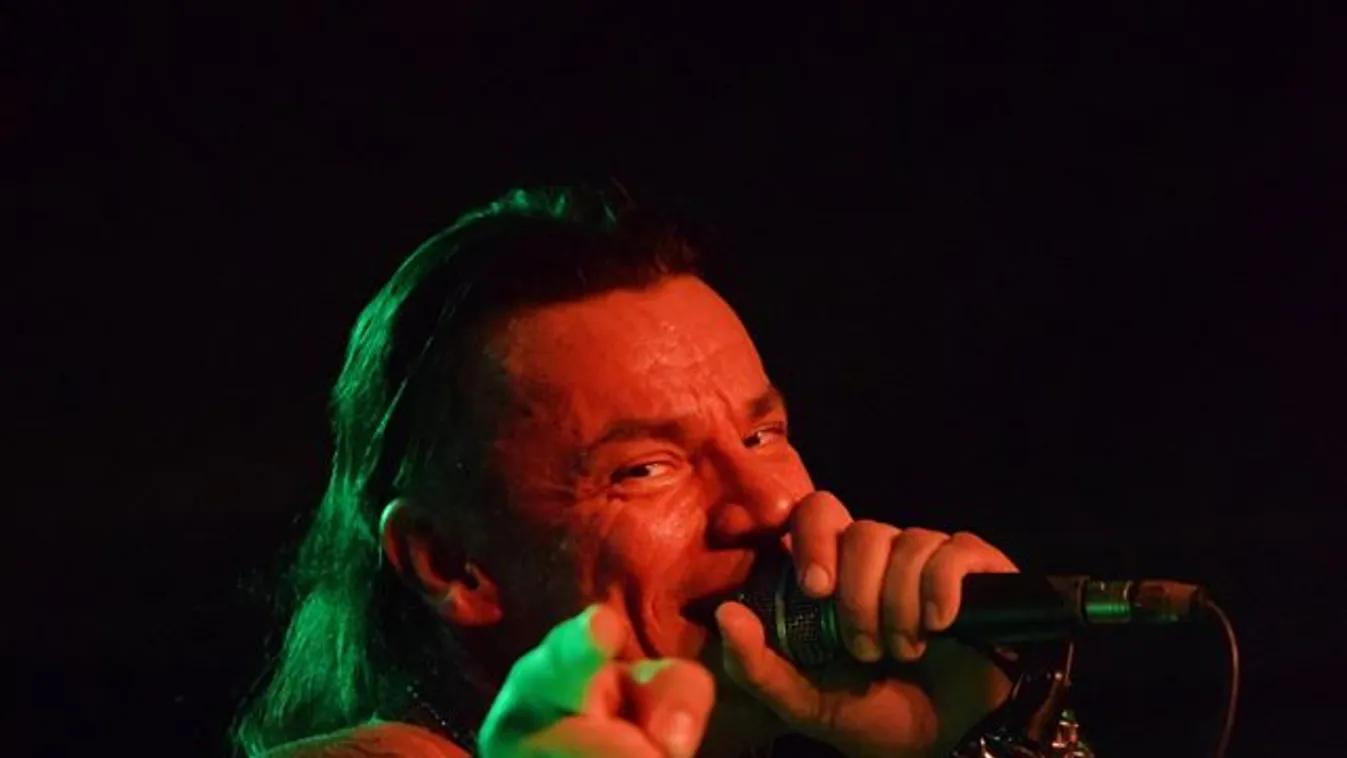 Rohammentő vitte kórházba: agyvérzést kapott a Pokolgép énekese