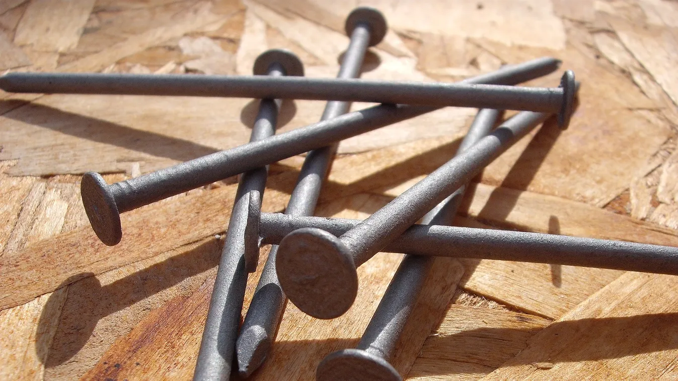 Démonnak hiszi szomszédját egy békéscsabai nő, ezért rászögelte a lakása ajtaját