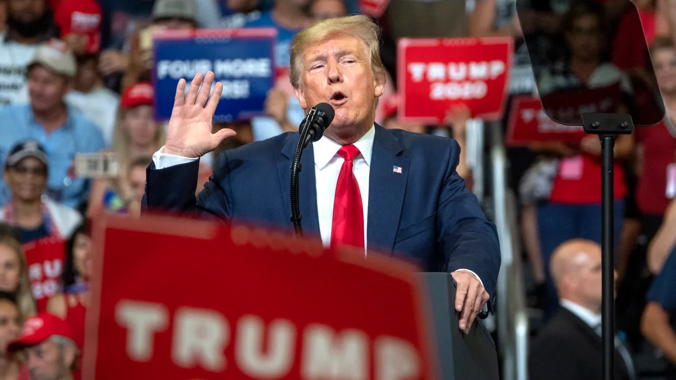 Trump úgy beleszállt demokrata ellenfelébe, hogy a fal adta a másikat