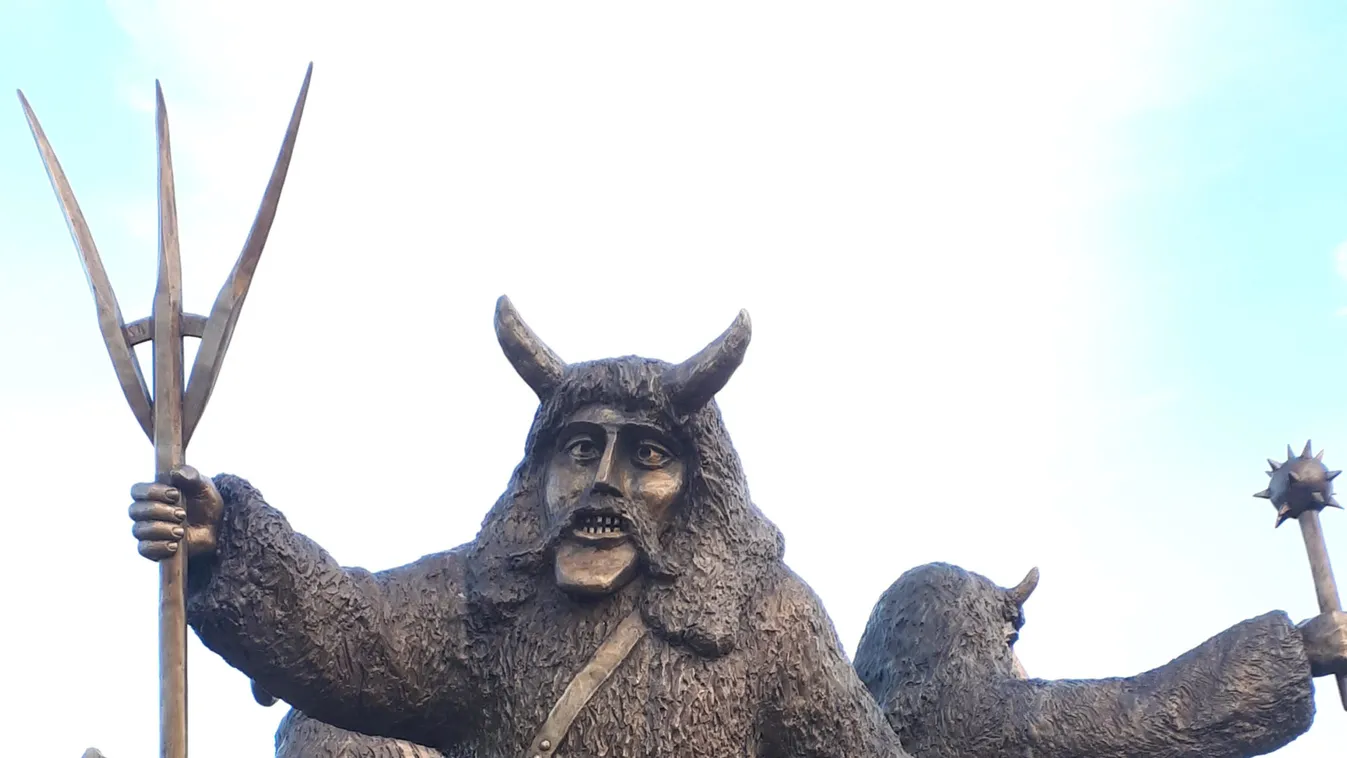 Mától busószobrok üdvözlik az érkezőket Mohácson