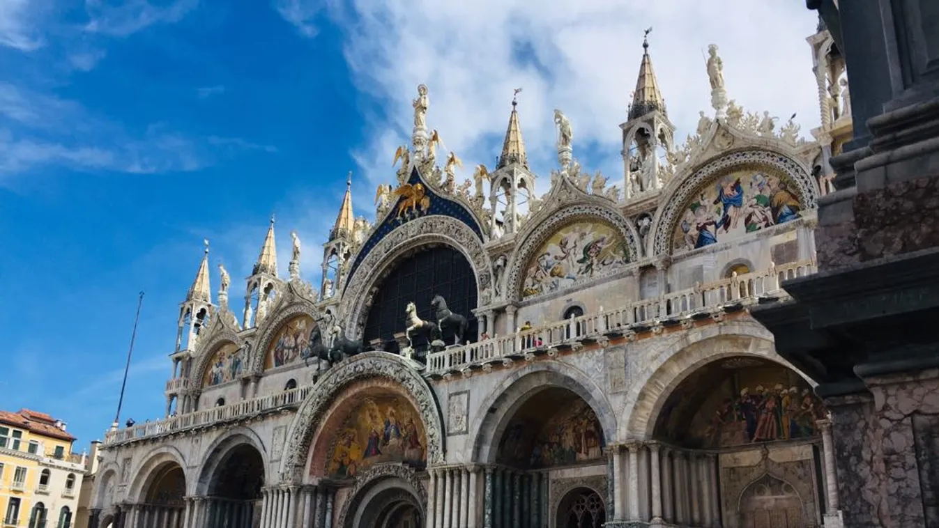 Kamerákkal figyelik a turistákat Velencében