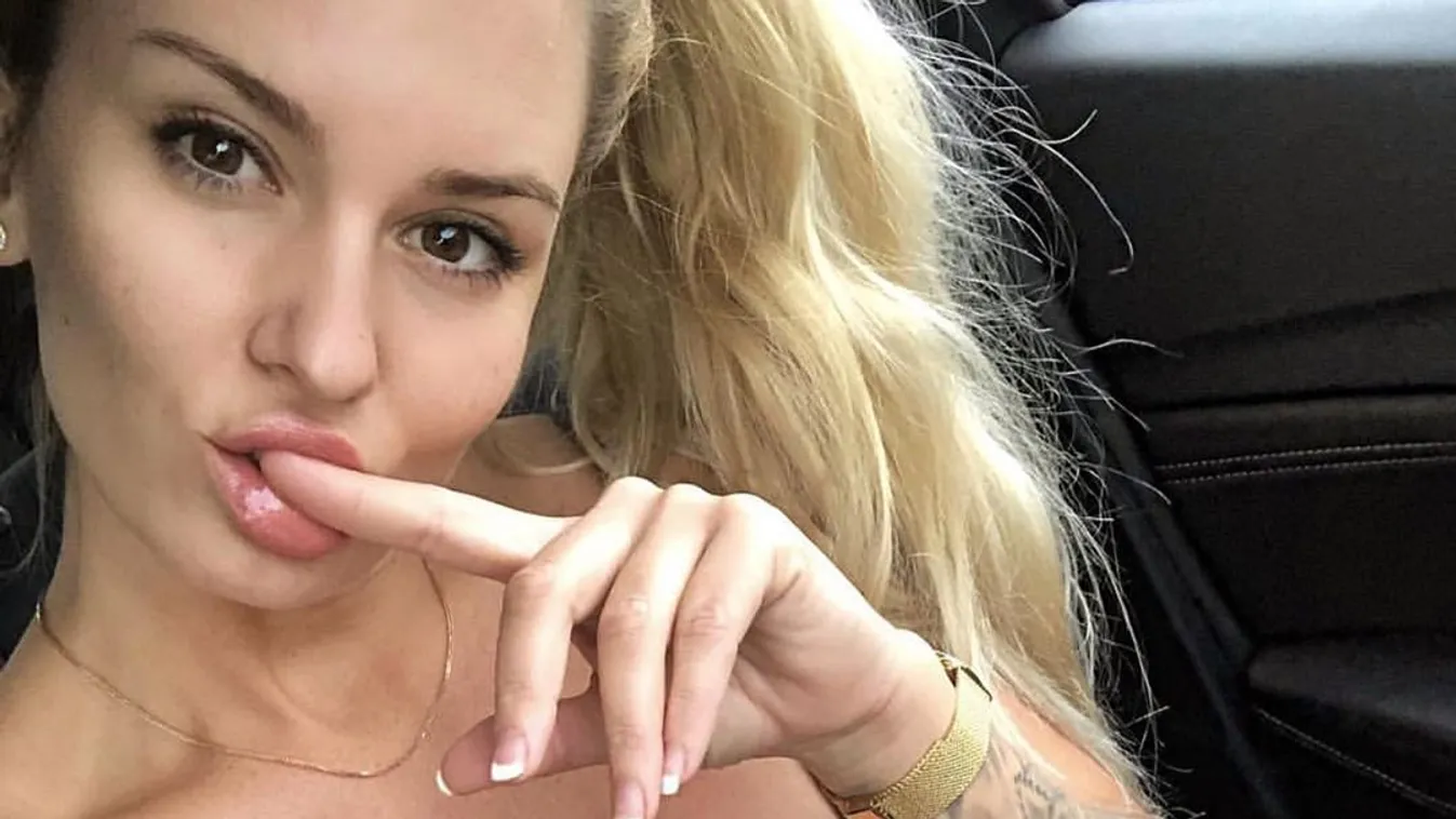 Brutál szexi, szétnyílt a köntöse a nagy mellű szurkolólánynak - Fotó